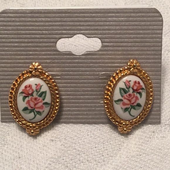 Fashion Jewelry Jewelry - 🌻Vintage Style Pierced Earrings So Much Fun To Wear 🌻
